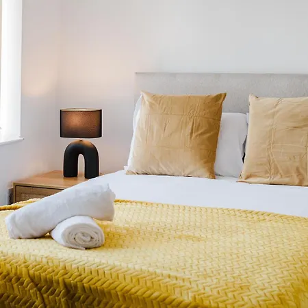 Cosy 3 Bed Home, Near Etihad Stadium, Fast Wifi Apartment