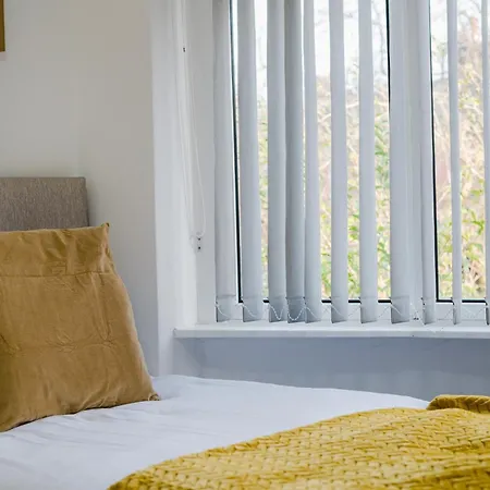 Cosy 3 Bed Home, Near Etihad Stadium, Fast Wifi * Manchester