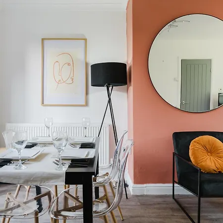 Cosy 3 Bed Home, Near Etihad Stadium, Fast Wifi Manchester