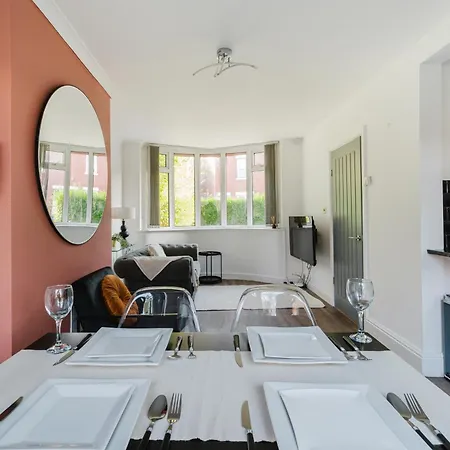 Cosy 3 Bed Home, Near Etihad Stadium, Fast Wifi Apartment *