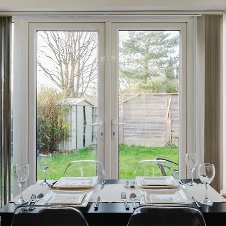 Cosy 3 Bed Home, Near Etihad Stadium, Fast Wifi * Manchester