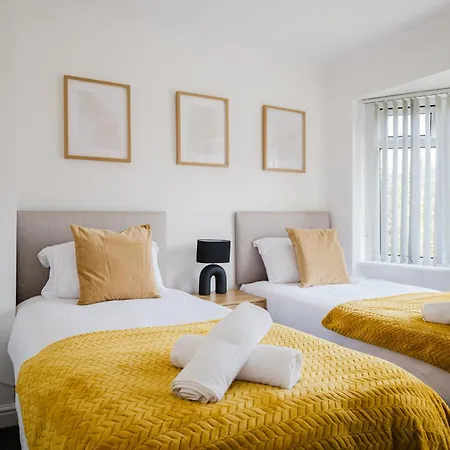 Cosy 3 Bed Home, Near Etihad Stadium, Fast Wifi * Manchester