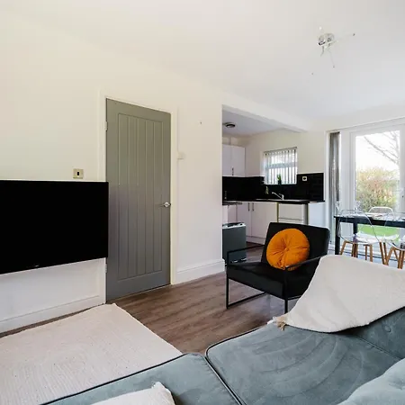 Cosy 3 Bed Home, Near Etihad Stadium, Fast Wifi