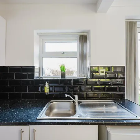 Cosy 3 Bed Home, Near Etihad Stadium, Fast Wifi Apartment *