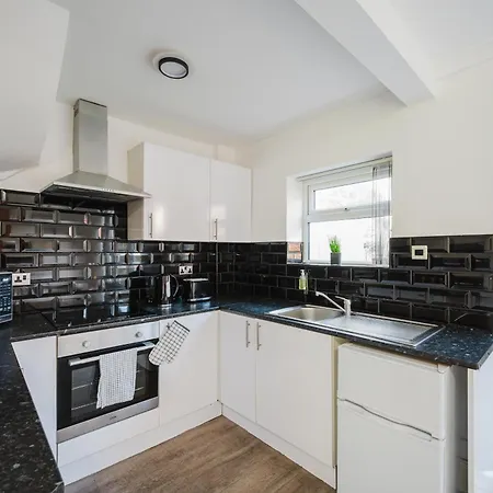 Cosy 3 Bed Home, Near Etihad Stadium, Fast Wifi Apartment *