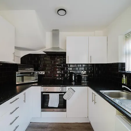 Cosy 3 Bed Home, Near Etihad Stadium, Fast Wifi *