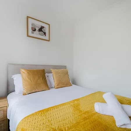Cosy 3 Bed Home, Near Etihad Stadium, Fast Wifi * Manchester
