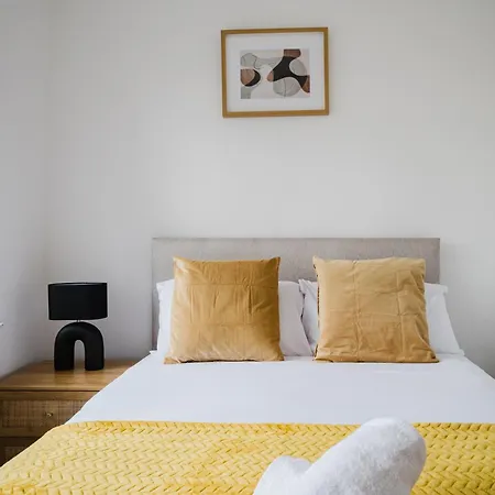 Cosy 3 Bed Home, Near Etihad Stadium, Fast Wifi Apartment *