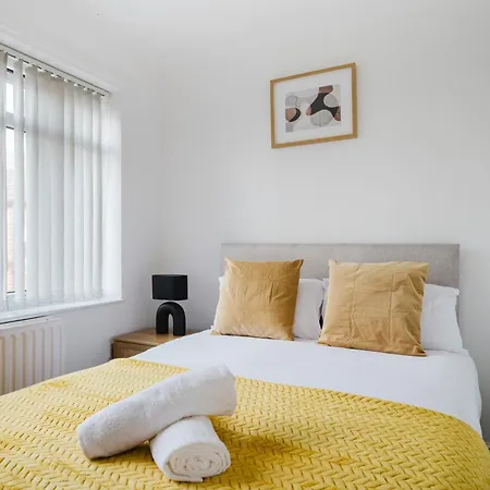 Cosy 3 Bed Home, Near Etihad Stadium, Fast Wifi Apartment *