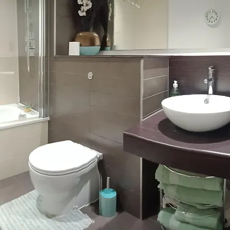 Апартаменты 1 Bed Flat - Sleeps 5 - Pets - Garden - Parking *