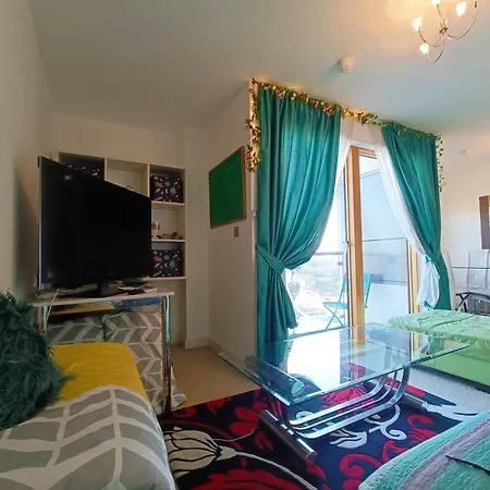 Апартаменты 1 Bed Flat - Sleeps 5 - Pets - Garden - Parking Манчестер