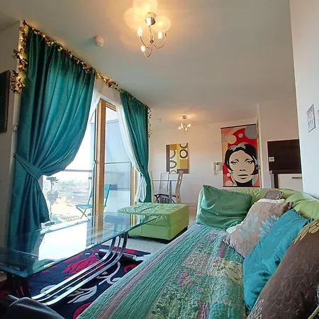 1 Bed Flat - Sleeps 5 - Pets - Garden - Parking *