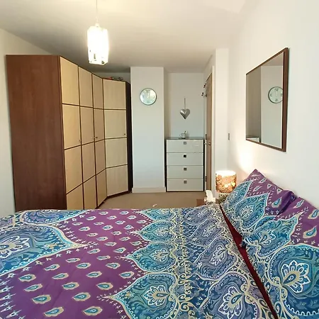 1 Bed Flat - Sleeps 5 - Pets - Garden - Parking