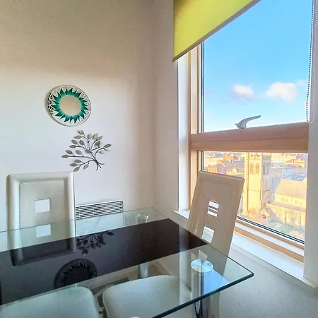 1 Bed Flat - Sleeps 5 - Pets - Garden - Parking