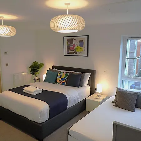 Luxury - Pick A - Free Parking & Kitchen Access, Near Etihad Stadium, The Coop Live & Piccadilly Station, Homestay Manchester