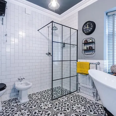 Opulent Oasis Large Luxury Sleeps 10 *