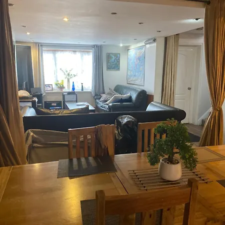 Проживание в семье 25 Gatley Avenue *