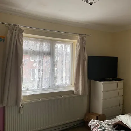Проживание в семье 25 Gatley Avenue *