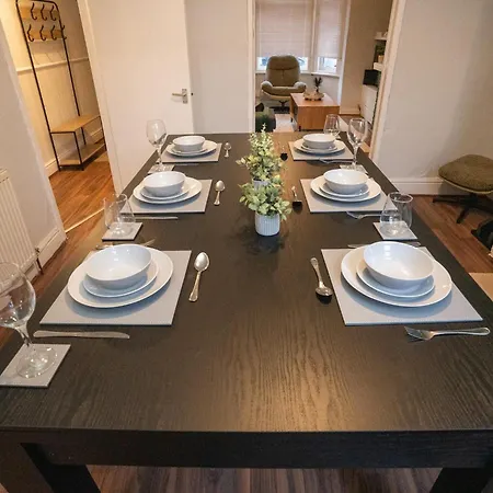 Cozy - Sleeps 7 - Pool Table - Wifi - Parking Manchester