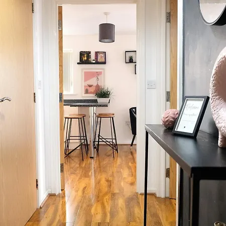 Bright 1 Bedroom Flat With Parking & Wifi For 3 Guests - Salford Uni, Victoria Station, Ao Arena Manchester
