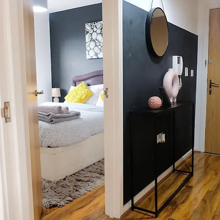 Bright 1 Bedroom Flat With Parking & Wifi For 3 Guests - Salford Uni, Victoria Station, Ao Arena *