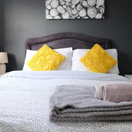 Bright 1 Bedroom Flat With Parking & Wifi For 3 Guests - Salford Uni, Victoria Station, Ao Arena Apartment *
