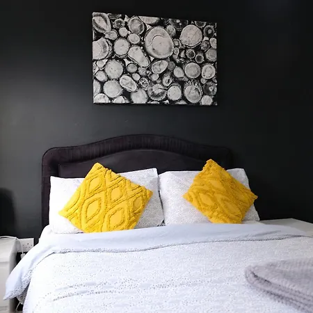 Bright 1 Bedroom Flat With Parking & Wifi For 3 Guests - Salford Uni, Victoria Station, Ao Arena Apartment Manchester