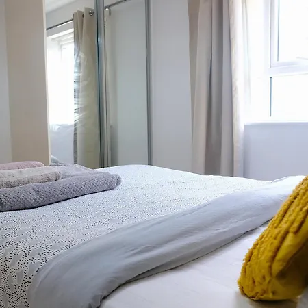 Bright 1 Bedroom Flat With Parking & Wifi For 3 Guests - Salford Uni, Victoria Station, Ao Arena Manchester