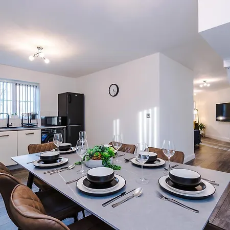 Holiday home New!- 4 Bed 3 Bath House In By Greenstay Serviced - Free Parking - Fast 250 Mbps Wi-fi - Ideal For Business, Families & Groups - Close To Centre, Airport, Etihad Stadium