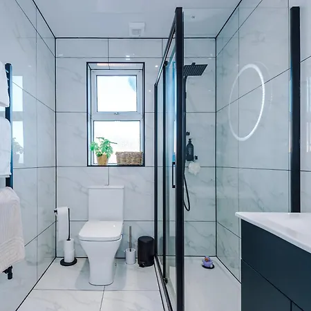 Apartment Stylish Salford Home, 3 Double Bedrooms, Stunning Decor, Free On Street Parking, Sleeps 8 Guests, Perfect For Families, Contractors, Group