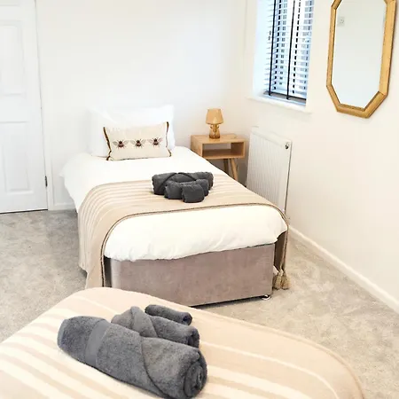 Holiday home Spacious 2-bed Near Centre, Fast Wifi