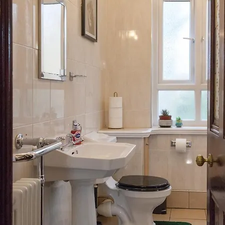 Villa Victorian Elegance At Kingscliffe, Sleeps 17 *