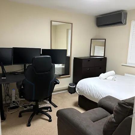 Affordable In A 4 Bedroom House * Manchester