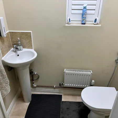 Apartment Affordable In A 4 Bedroom House *