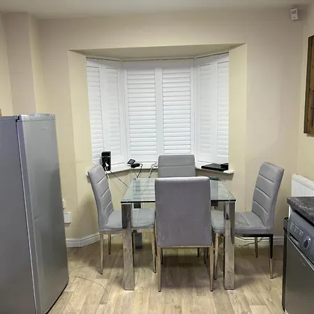 Apartment Affordable In A 4 Bedroom House Manchester