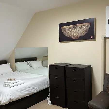 Apartment Affordable In A 4 Bedroom House *