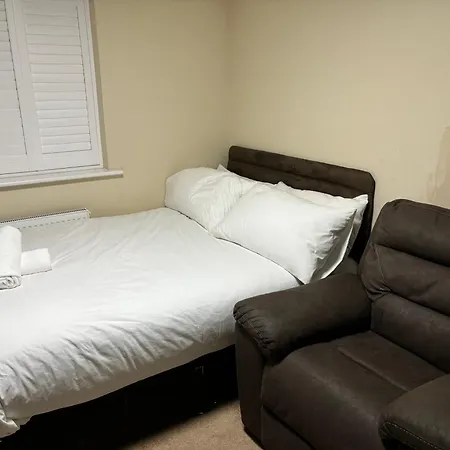 Affordable In A 4 Bedroom House * Manchester