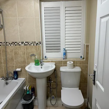 Affordable In A 4 Bedroom House * Manchester