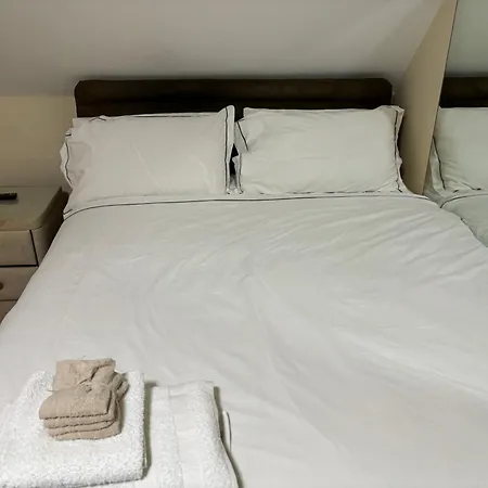 Affordable In A 4 Bedroom House * Manchester