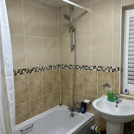 Affordable In A 4 Bedroom House *
