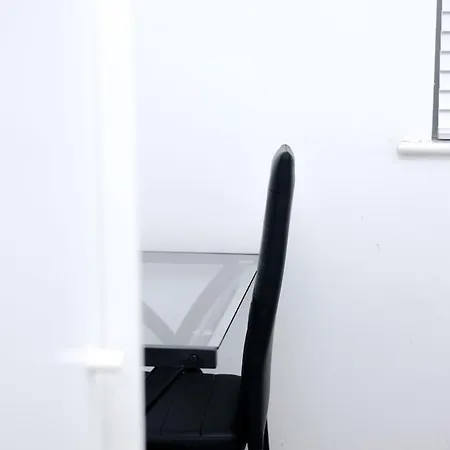 Cozy Place In Salford, Sleeps 8, 4 Bedroom, 5 Beds Apartment Manchester