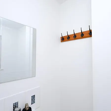 Cozy Place In Salford, Sleeps 8, 4 Bedroom, 5 Beds Manchester