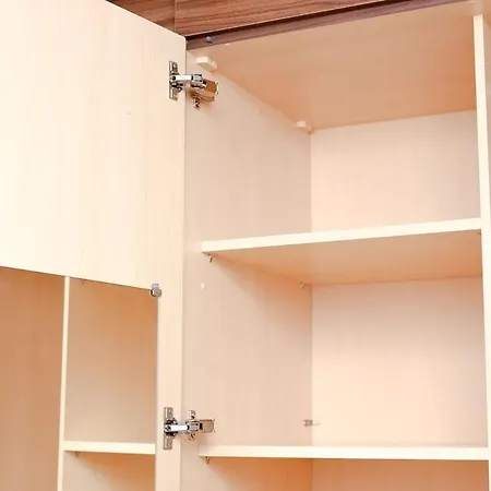 Cozy Place In Salford, Sleeps 8, 4 Bedroom, 5 Beds