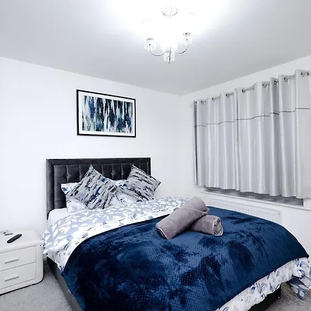 Cozy Place In Salford, Sleeps 8, 4 Bedroom, 5 Beds Apartment *