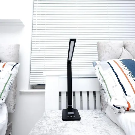 Apartment Cozy Place In Salford, Sleeps 8, 4 Bedroom, 5 Beds