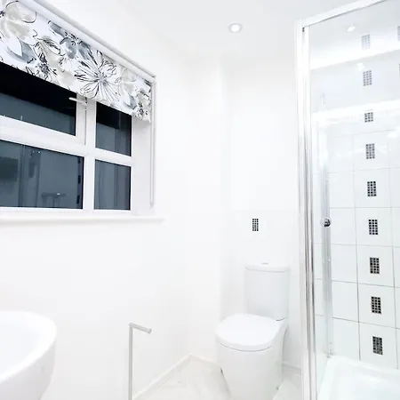 Cozy Place In Salford, Sleeps 8, 4 Bedroom, 5 Beds *