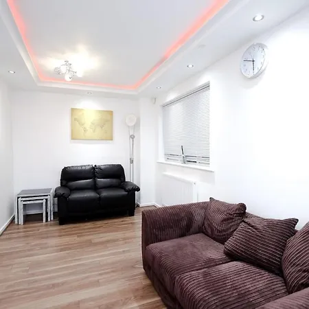Cozy Place In Salford, Sleeps 8, 4 Bedroom, 5 Beds Apartment