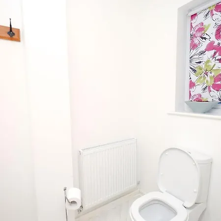 Cozy Place In Salford, Sleeps 8, 4 Bedroom, 5 Beds Manchester