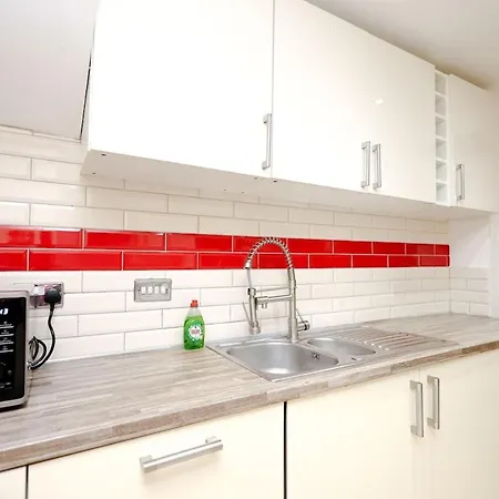 Cozy Place In Salford, Sleeps 8, 4 Bedroom, 5 Beds مانشستر