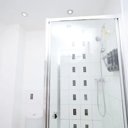 Cozy Place In Salford, Sleeps 8, 4 Bedroom, 5 Beds